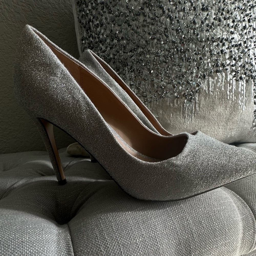 🔥 Silver sparkle heels